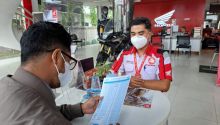 Sales People Honda yang mendampingi konsumen saat berada di salah satu Dealer Honda