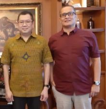 Sayed Abubakar Assegaf berfoto dengan ketua umum Partai Perindo Harry Tanoesoedibjo usai menyatakan bergabung dengan partai Perindo 