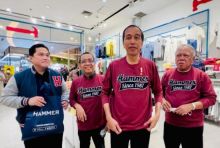 Potret Presiden Joko Widodo dan Menteri BUMN Erick Thohir di Hammer Living World Pekanbaru. (Republika.co.id/Foto)