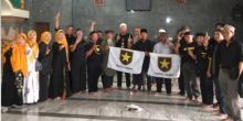 Kader Partai Ummat bentangkan bendera partai dalam masjid. Sumber: rmol.id