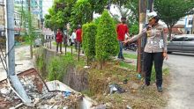 Kompol Birgitta mengecek lokasi kecelakaan di Jalan Sudirman Pekanbaru, Rabu pagi sekitar jam 07.00 WIB