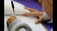 Beberapa universitas di Australia kembali gunakan kertas dan pena dalam tes menghindari kecurangan yang dibantu dengan AI /Reuters