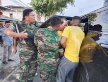 Danramil 01 Bengkalis saat evakuasi Ka Khue yang pingsan