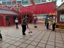 Kasatlantas AKP Kaliman Siregar saat melaksanakan Karya Bakti