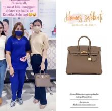 Ibu dua anak itu juga tampak menggenggam sebuah tas dari brand asal Perancis, Hermes. Rupanya, tas berwarna coklat tersebut merupakan seri Hermes Birkin 25 etoupe togo leather with gold hardware yang harganya mencapai 32.500 USD atau sekitar Rp503 jutaan. (Suara.com/Foto)
