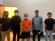 Tersangka End saat digiring Polisi Polda Riau