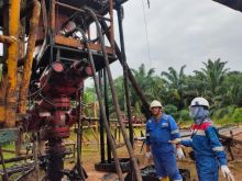 Peserta Magang Kerja PHR 2022 di divisi Operation & Maintenance (O&M), Wulandari Ramadhani saat melaksanakan aktivitas observasi di sumur minyak WK Rokan yang menjadi salah satu tulang punggung energi nasional.