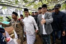 Potret Anies Baswedan Berjalan Bareng Wahidin Halim .(detik.com/Foto)