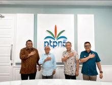 Caption : (Dari kiri ke kanan) Dirjenbun sekaligus Komisaris PT V Andi Nur Alamsyah berfoto bersama Komisaris Utama PTPN V, Fauzi Yusuf serta CEO PTPN V, Jatmiko Santosa didampingi SEVP Business Support PTPN V, Rurianto._