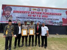 Caption : Dua personel Satpam yang bertugas mengamankan PT Perkebunan Nusantara V mendapatkan penghargaan dari Kapolda Riau, Irjen Pol Mohammad Iqbal. Keduanya berhasil menggagalkan aksi pencurian tandan buah segar dan menangkap komplotan maling di lahan perusahaan negara itu._