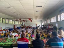 Caption: PT Pertamina Hulu Rokan (PHR) Wilayah Kerja (WK) Rokan bersama mitra pelaksana Perkumpulan Keluarga Berencana Indonesia (PKBI) Riau melakukan sosialisasi pencegahan stunting di SMKN 1 Kandis, Siak, Sabtu (29/01). Kegiatan PHR Goes To School ini  diikuti 100 siswa
