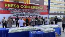 Kapolda Riau Irjen M Iqbal dan jajaran menunjukkan barang bukti Sabu sebanyak 276 Kilogram
