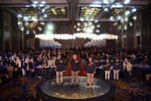 Caption : CEO PTPN V, Jatmiko Santosa (tengah) didampingi SEVP Operation PTPN V, Ospin Sembiring dan SEVP Business Support PTPN V, Rurianto berfoto bersama usai kegiatan PTPN V Spectacular Night dengan tema Golden Era yang diikuti ribuan karyawan perusahaan di SKA Co Ex, Pekanbaru, Sabtu malam kemar