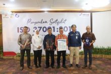 Direktur PT Pertamina Hulu Rokan (PHR) Wilayah Kerja (WK) Rokan Jaffee A. Suardin menerima langsung penyerahan Sertifikat ISO ISO 37001:2016, di Rumbai Country Club (RCC) Pekanbaru, Rabu (15/2). Sertifikat ISO SMAP diserahkan langsung VP System Certification Tuv Nord Indonesia, Donny Moehardono Dona