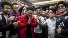 Potret Erick Thohir Menteri BUMN Indonesia yang Mendaftar Jadi Ketua PSSI dan Didukung Oleh Sejumlah Artis. (CNN Indonesia/Foto)