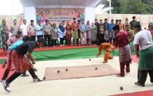 Bupati Kasmarni saat menghadiri HUT Desa Balai Pungut ke 68