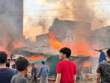 Api membara menghanguskan kios di Pasar Cikpuan Pekanbaru, Minggu sore.