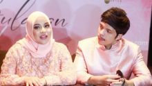 Potret Aurel Hermansyah dan Atta Halilintar Saat Diwawncarai Di hari Aqiqah Anak Semata Wayang Mereka, Ameenah. (Grid.id/Foto)