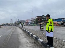 Polisi mengecek lokasi kejadian.