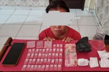Simpan 43 Paket Diduga Narkotika Jenis Shabu, Seorang Wanita Paruh Baya Diamankan Satnarkoba Polres Siak 