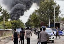 Potret Kerusuhan yang Terjadi di Wamena Akibat Isu Penculikan Anak yang Beredar yang Belum Jelas Kepastiannya, 9 Orang Tewas dalam Insisden Ini. (SindoNews/Foto)