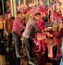 Kolonel Laut (P) Stanley Lekahena komandan TNI AL Dumai saat menghadiri resepsi pernikahan anak Bupati Bengkalis