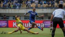 Potret Saat Bersuanya Barito Putera vs Persib Bandung di Laga Sebelumnya. (Twitter/CNNIndonesia/Foto)