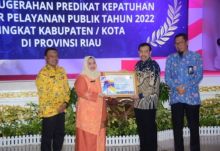 Bupati Kasmarni saat menerima penghargaan dari Ombusman