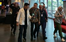 Mentan RI Syahrul Yasin Limpo saat berdiskusi dengan Direktur PTPN V Jatmiko K Santosa. Limpo meminta percepatan PSR dengan Pilot Project yang di mulai dari Riau, berawal dari PTPN. PTPN sendiri menerima apresiasi sebagai “Role Model Pola Pelaksanaan Kemitraan Terbaik dalam PSR” dalam Rakornas Kelap