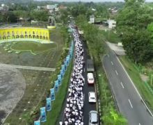 Caption: Sedikitnya 7.500 masyarakat Riau mengikuti Jalan Sehat BUMN yang diselenggarakan PTPN V bersama sejumlah BUMN pendukung lainnya serentak di lima kabupaten, Minggu (26/2/2023). Jalan sehat memperingati HUT 25 tahun Kementerian BUMN tersebut jadi ajang pesta rakyat yang turut dimeriahkan deng