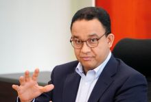 Anies Baswedan menunjuk pendiri Kelompok Kajian dan Diskusi Opini Publik Indonesia (kedaiKopi) Hendri Satrio alias Hensat sebagai jubir. Sumber: The Jakarta Post