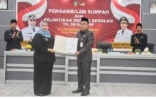 Bupati Bengkalis saat melantik dr Ersan Saputra sebagai Plt Sekda