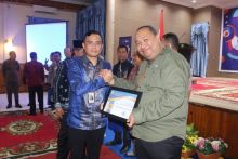 Manager Eksternal Communications and Stakeholders Relations South, Wan Dedi Yudishtira menerima piagam penghargaan dari Kepala KPP Pangkalan Kerinci Nugroho Nurcahyono, pada acara Pekan Panutan di Kota Siak Sriindrapura, Siak, Kamis (9/3).