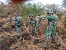Pendinginan lokasi karhutla oleh Koramil 04 Rupat