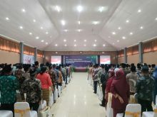 _Caption : Para karyawan penerima penghargaan masa kerja (PMK) saat menyanyikan mars planters Perkebunan Nusantara disela-sela peringatan HUT PTPN V ke-27 di Pekanbaru, Sabtu (11/3/2023). Perusahaan memberikan penghargaan berupa uang tunai dan tabungan emas kepada 1.097 penerima PMK dengan masa kerj