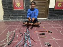 Tersangka Wandi (37) saat diringkus beserta barang bukti sejumlah Kabel