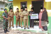 Wabup Husni Serahkan Satu Unit RLH Kepada Warga Paluh