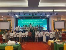 Dodi Gusti GM Dragon dan New Paragon bersama Afis Manager Operasional berphoto bersama seluruh karyawan Dragon dan New Paragon