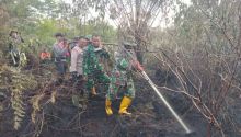 Tim gabungan saat terus memadamkan api
