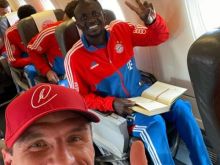 Subhanallah! Sadio Mane Baca Al-Quran di Atas Pesawat. (Instagram/Foto)