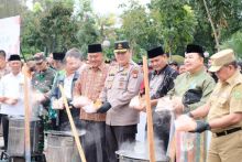 Kapolda Riau bersama Wagubri memusnahkan barang bukti sitaan dari kegiatan kondusifitas jelang Ramadan 2023