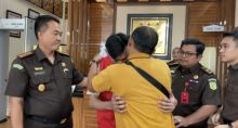 Kajari Pekanbaru Asep memberikan restoratif justice kepada tersangka pencurian sepeda motor