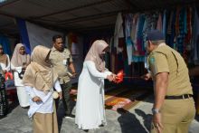 Kadissos Bengkalis Hj Martini saat membuka bazar amal