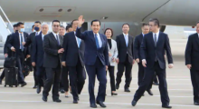 Mantan Presiden Taiwan, Ma Ying-jeou saat tiba di sebuah bandara di Shanghai, China 27 Maret 2023 /Reuters