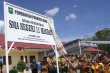 Gubri Syamsuar buka papan nama SMAN 11 Mandau.