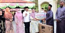 Bupati Kasmarni bersama anggota DPRD Bengkalis saat menyerahkan bantuan kepada masyarakat desa sepahat