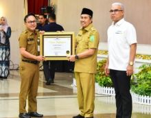 dr Ersan Saputra Plt Sekda Bengkalis saat menerima penghargaan terbaik DAK