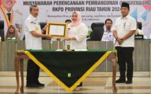 Bupati Kasmarni saat menerima penghargaan terbaik I