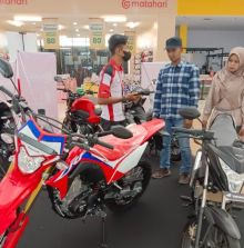 Petugas Frontline People Honda saat melayani konsumen yang datang ke pamerah Honda Sport Motoshow yang dilaksanakan di Citimal Dumai