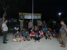 Polsek Rupat saat mengamakan 21 orang PMI illegal dan satu tersangka